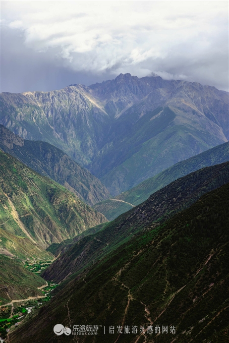 群山峻嶺中的川藏線 一道道公路側(cè)臥在山邊