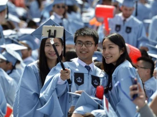 2015年5月20日，幾名中國留學(xué)生在美國哥倫比亞大學(xué)第261屆畢業(yè)典禮上自拍。約15000名畢業(yè)生參加了當(dāng)天的儀式，其中包括近600名中國學(xué)生。新華社記者王雷攝