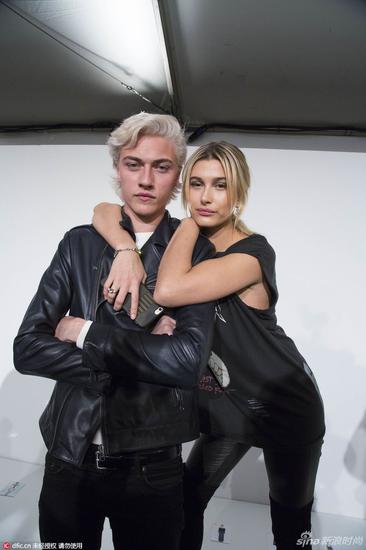 Lucky Blue Smith與模特合影