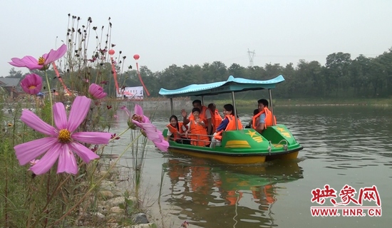 在水云間乘船游園，愜意無限