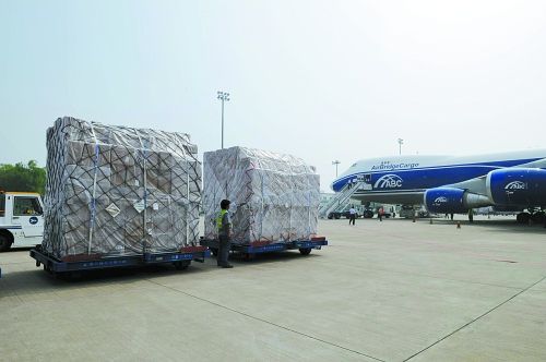 鄭州航空港飛機正在裝貨