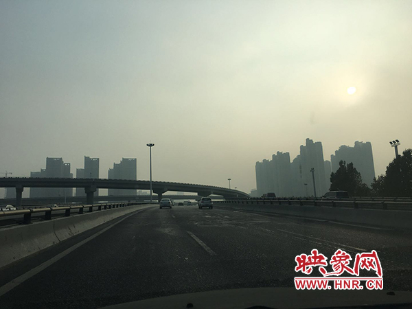 限行首日，三環(huán)橋上橋下，車輛不多，交通狀況良好。