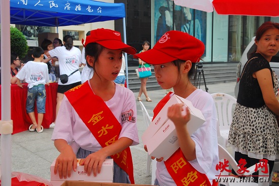 來自南陽路一小的雙胞胎姐妹志愿者