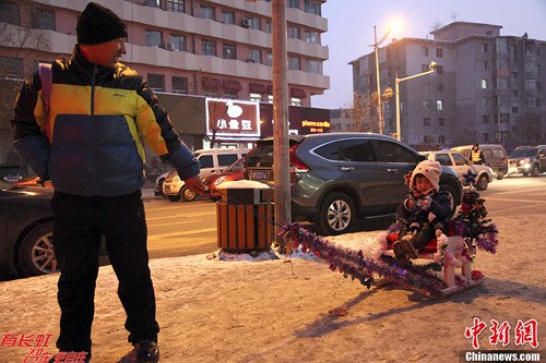 吉林男子自制“圣誕雪橇”接兒子放學(xué)