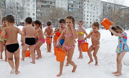 幼兒園的兒童身穿泳裝，在零下25度的雪地里沖涼水澡。