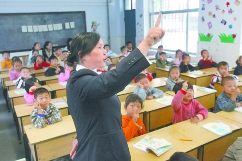 不到上小學(xué)年齡的孩子，只得在幼兒園復(fù)讀或者上“幼小銜接班”