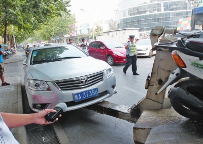 交警將違法停放在緯五路一所學校門口的車輛拖走