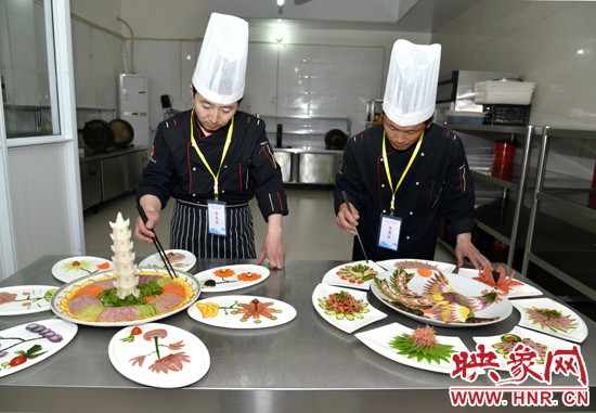 選手采用用雙匯香腸為原料制作菜品