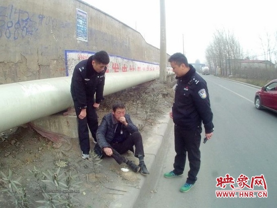 民警護送醉酒男子回家