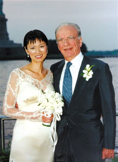 1999年6月，68歲的默多克與30歲的鄧文迪結(jié)婚。