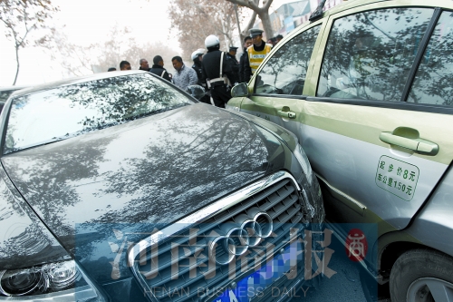 奧迪車(chē)撞上第二輛出租車(chē)后停下