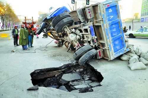 出事的卡車(chē)上，拉了十幾噸的水泥市民供圖