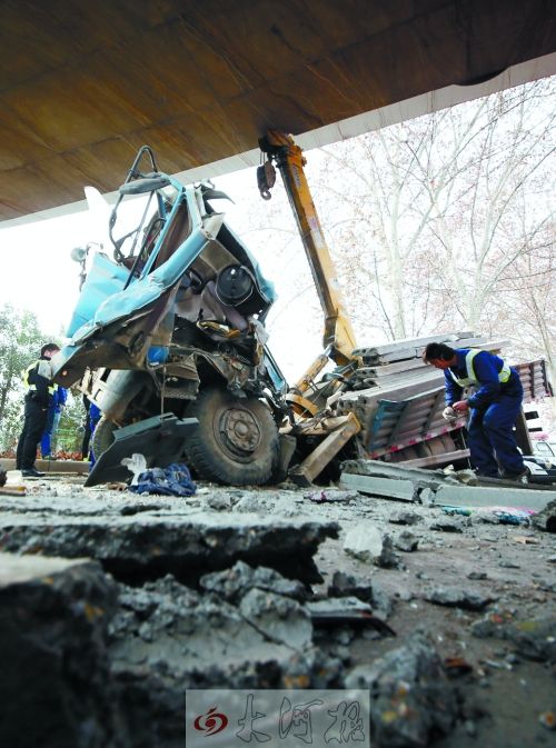 卡車吊臂撞上限高橋 車頭嚴(yán)重變形司機滿頭鮮血