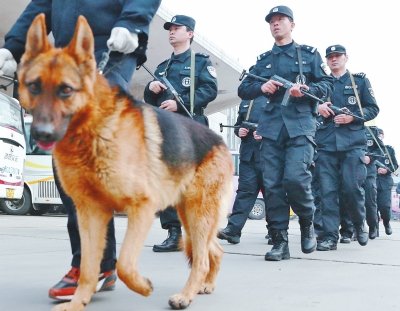 牽警犬持微沖，特警在車站巡邏