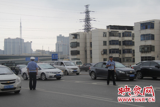 鄭州市三大隊交警正在檢查黃標車