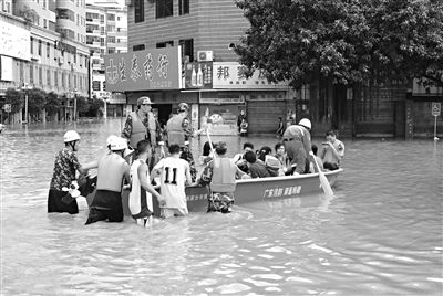 18日，廣東省清遠(yuǎn)市陽山縣縣城,消防官兵合力推動沖鋒舟，轉(zhuǎn)移被困學(xué)生。新華社發(fā)