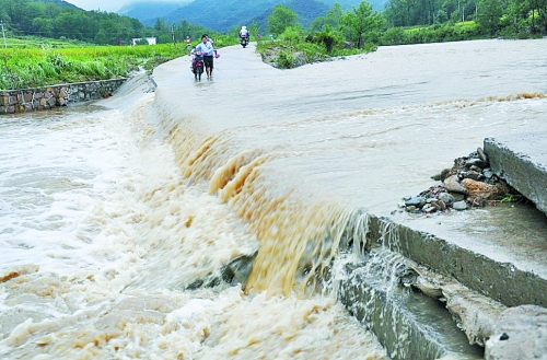 短時強降雨攜帶泥土、沙石、樹木等造成災(zāi)害