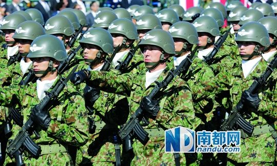 10月27日，日本自衛(wèi)隊舉行閱兵儀式