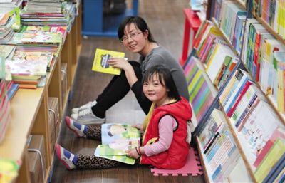 昨晚10時(shí)，來(lái)京探親的山東的李女士帶著5歲的女兒琪琪在三聯(lián)書(shū)店讀書(shū)。4月18日晚開(kāi)始，三聯(lián)韜奮書(shū)店正