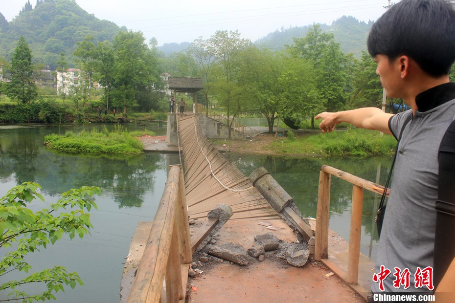 5月2日，一名目擊者正在介紹鳳凰吊橋事發(fā)情景。