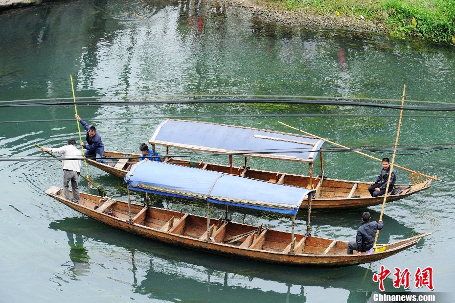 5月2日，鳳凰縣搜尋人員仍在沱江下游搜尋。