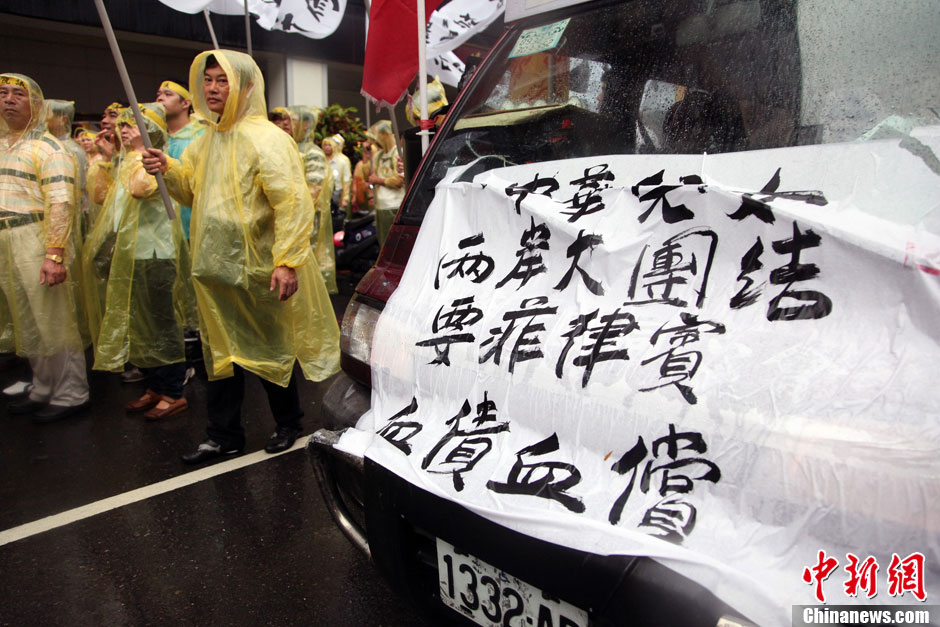 5月13日，屏東縣數(shù)百漁民北上臺北，在馬尼拉經(jīng)濟文化辦事處前抗議