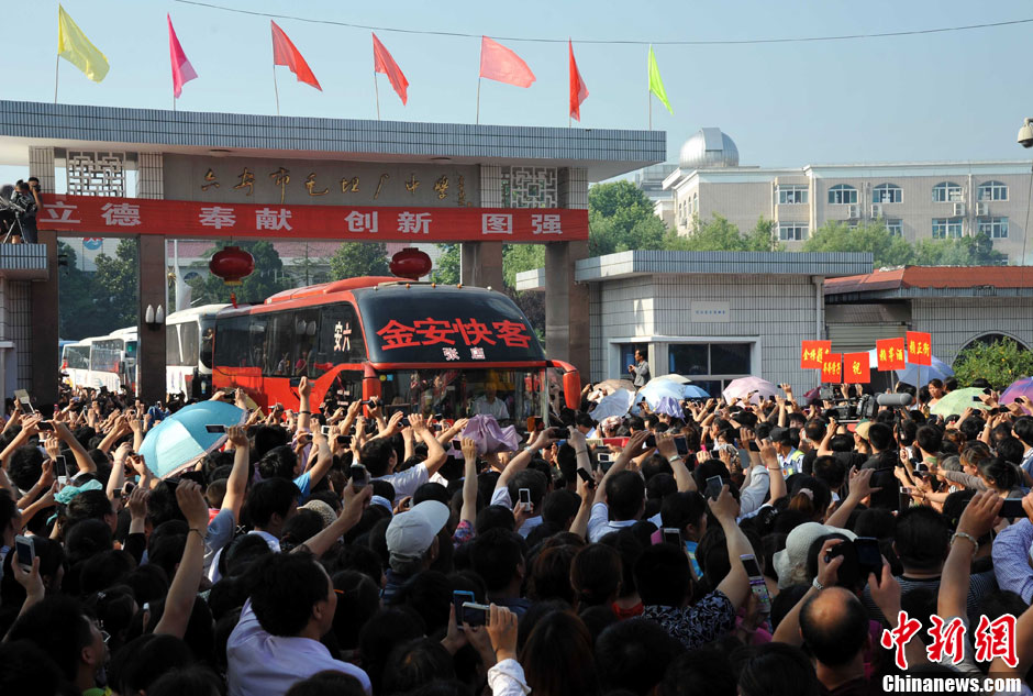 6月5日，一年一度的毛坦廠鎮(zhèn)“送考節(jié)”到來，70輛大巴車護送毛坦廠中學(xué)萬名考生安全赴考。