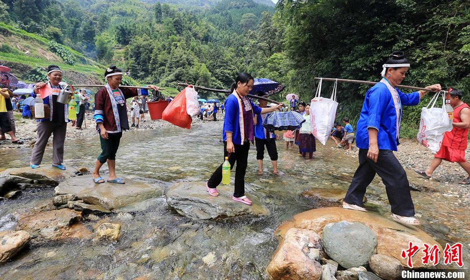 7月9日，一年一度的鬧魚節(jié)在廣西融水苗族自治縣白云鄉(xiāng)保江村舉行，附近村屯的居民前往集會地參加節(jié)日活動