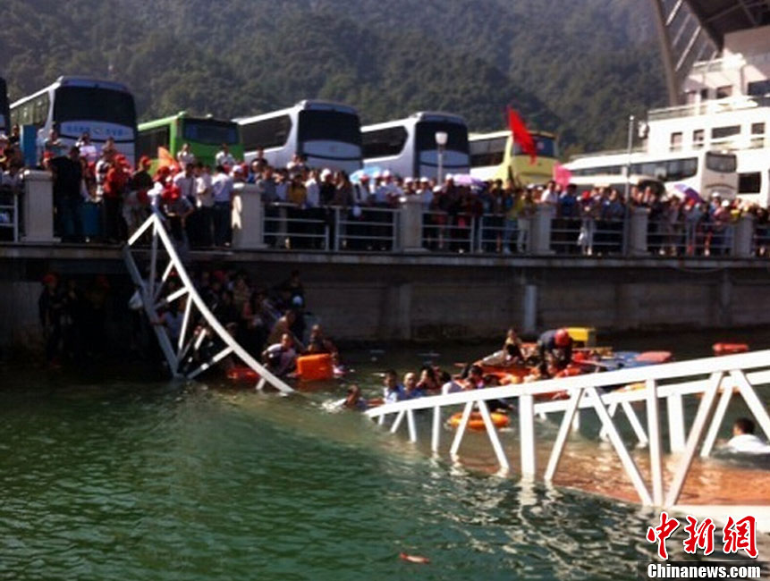 江西廬山景區(qū)游人爆滿致橋梁斷裂 數(shù)十人落水