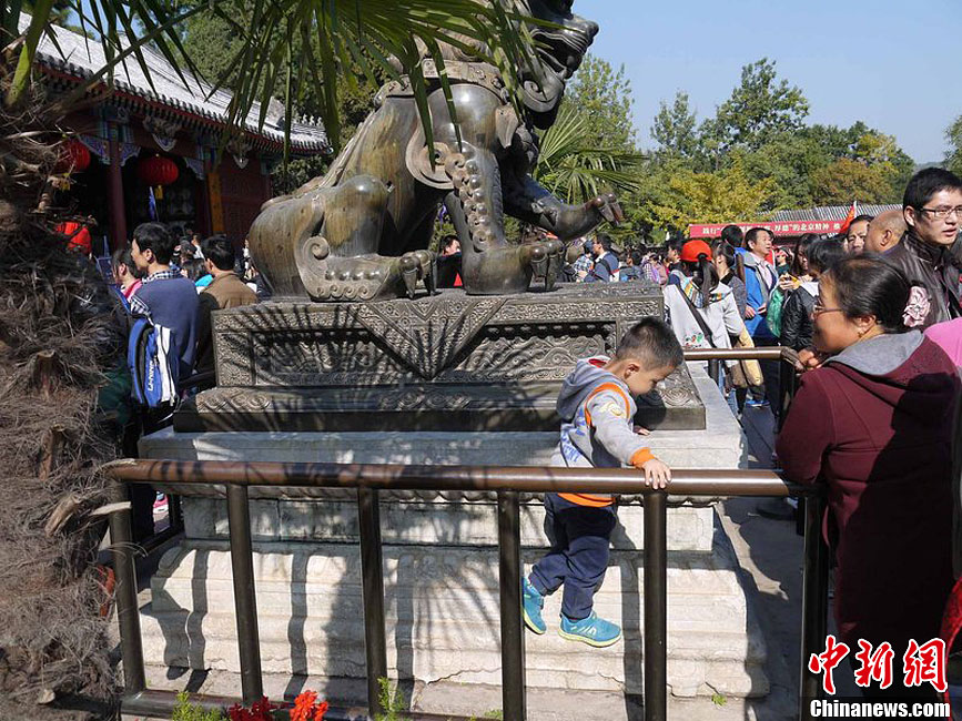 10月26日上午10點多，北京香山路賞紅客摩肩接踵