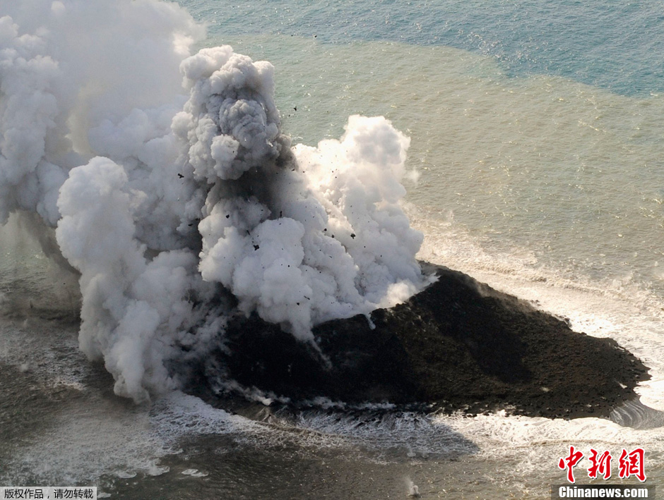 日小笠原諸島附近海域火山噴發(fā)形成新“島嶼”