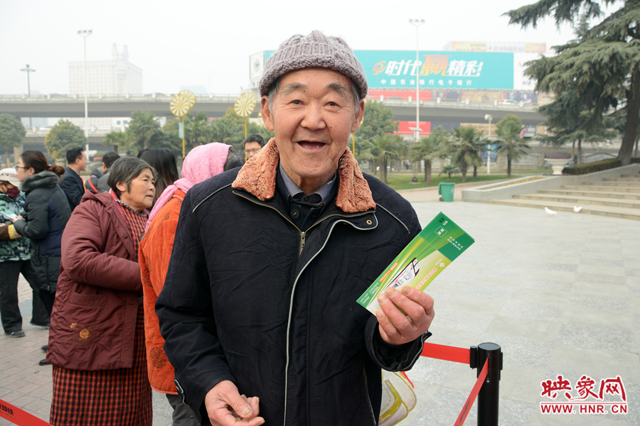 拿到地鐵試乘券的大爺露出了開(kāi)心的笑容