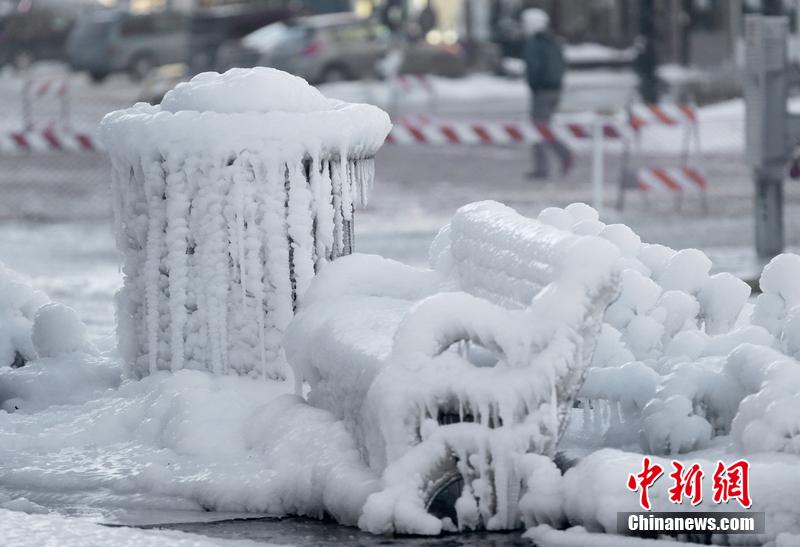 美國中東部遭暴風(fēng)雪肆虐 街頭房屋變“冰屋”