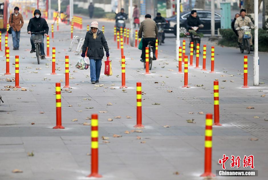 南京街頭隔離樁密布 市民穿行似走“梅花陣”