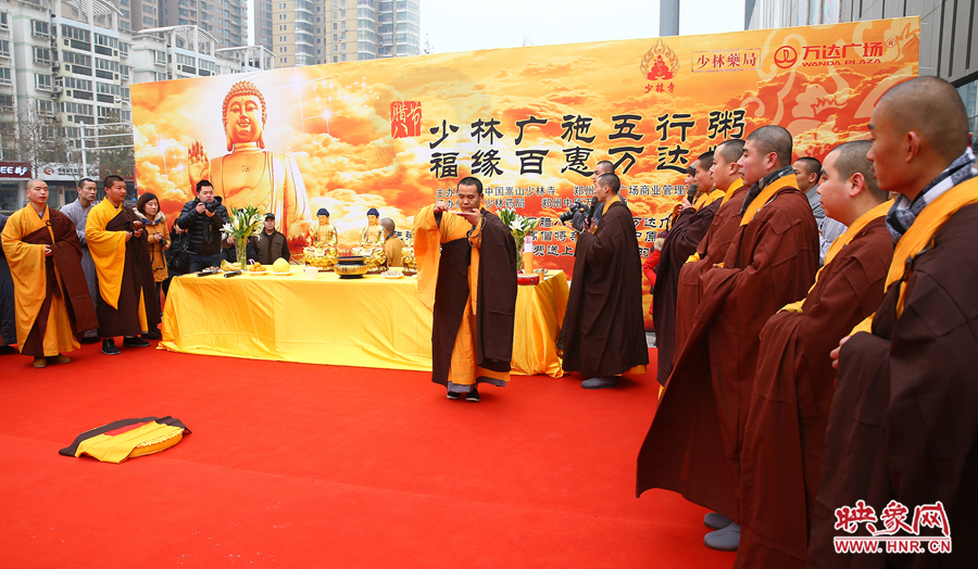 1月8日上午，鄭州市中原萬達(dá)廣場上，少林寺的僧人們?yōu)榕D八節(jié)做法事施粥。