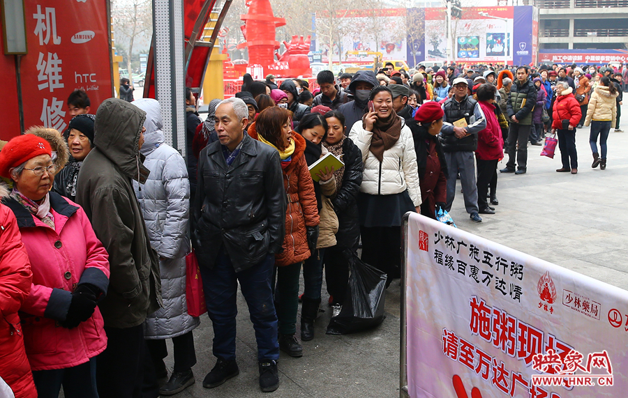 1月8日上午，少林寺布施臘八粥的現(xiàn)場市民排起了長隊，足有上千人前來領(lǐng)取五行粥