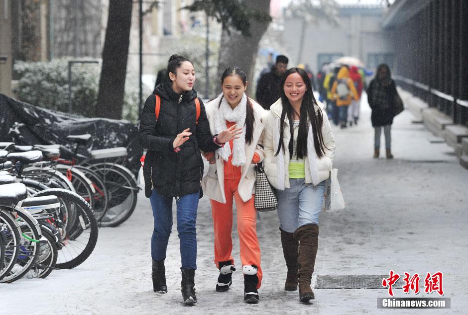 中央戲劇學(xué)院開考 帥哥靚女冒雪趕考