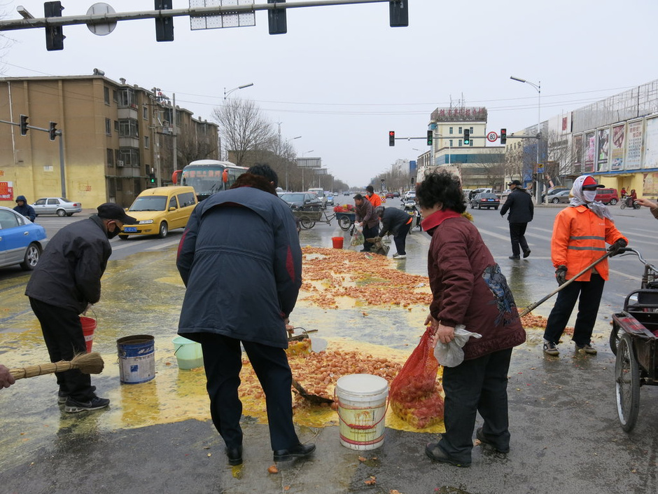 萬(wàn)枚雞蛋撒馬路 路人幫撿未哄搶