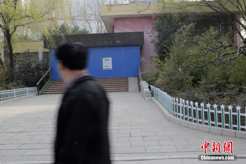 3月17日，河南鄭州動(dòng)物園，原經(jīng)批準(zhǔn)用于大熊貓飼養(yǎng)的場(chǎng)館已經(jīng)關(guān)門(mén)。