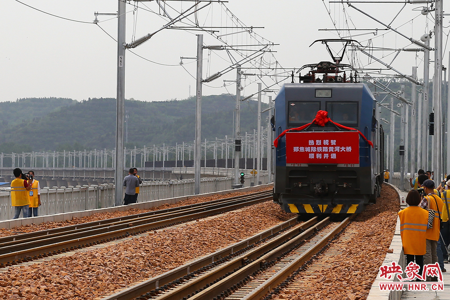 北上的列車首次通過新建的鄭焦城際黃河大橋