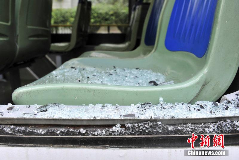 成都一女乘客自稱聞到焦臭味 公車行駛中砸窗跳車