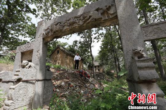 河南一村莊現(xiàn)清代石牌坊