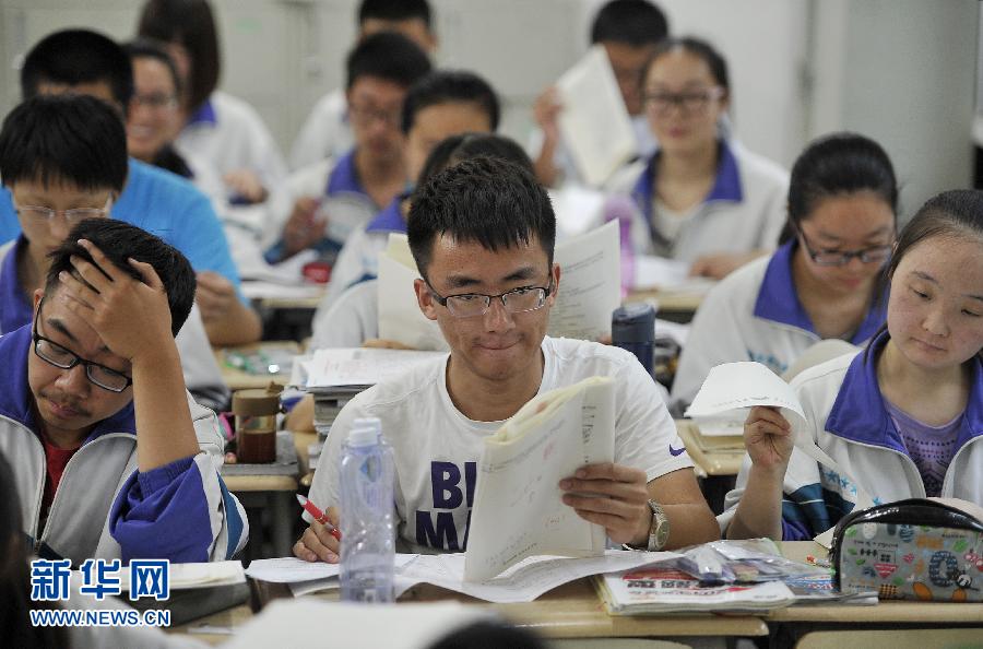 6月3日，銀川一中高三學生在教室里復習功課。