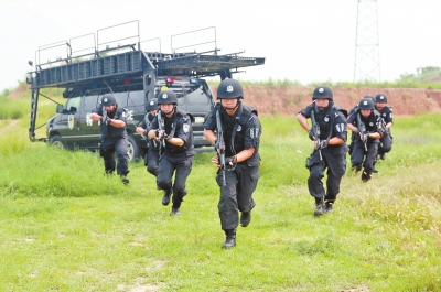 在拍攝現(xiàn)場(chǎng)，特警隊(duì)員下車后快速出擊。記者張琮攝影