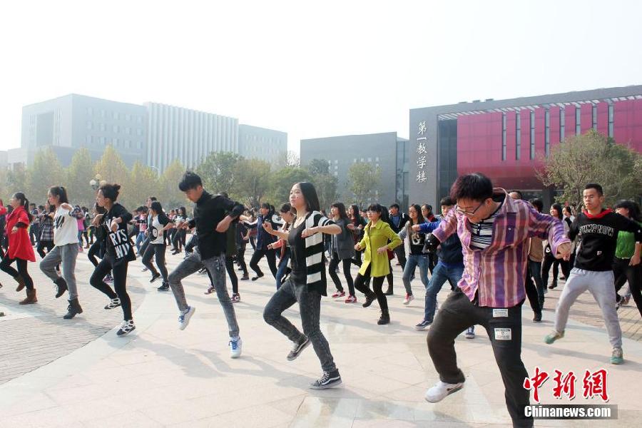 11月11日，河南財經(jīng)政法大學(xué)校園內(nèi)，300名在校大學(xué)生在上演了一出“光棍”也瘋狂的“快閃”大戲。