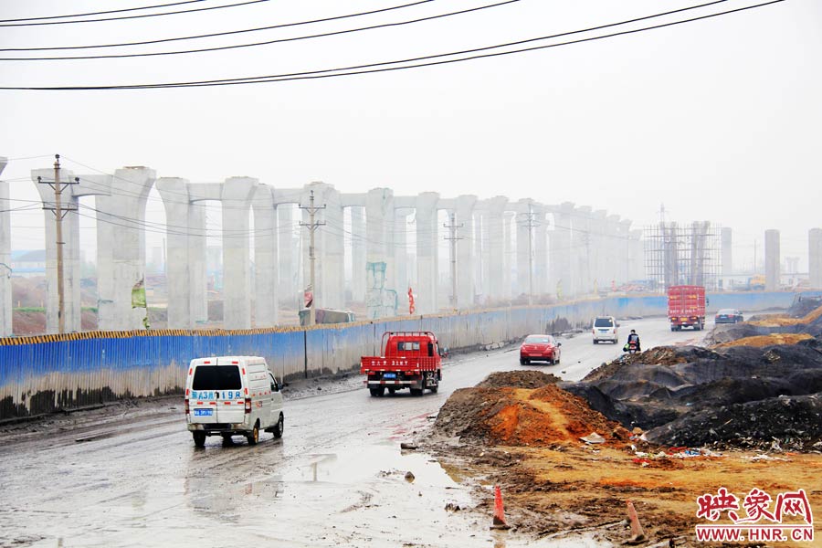 鄭平路柴郭轉(zhuǎn)盤處以及圍擋兩邊預(yù)留的道路坑坑洼洼，無(wú)人維護(hù)，造成事故頻發(fā)，經(jīng)常堵車。