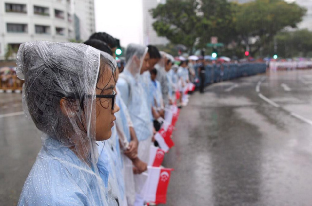 民眾冒雨在街頭守候