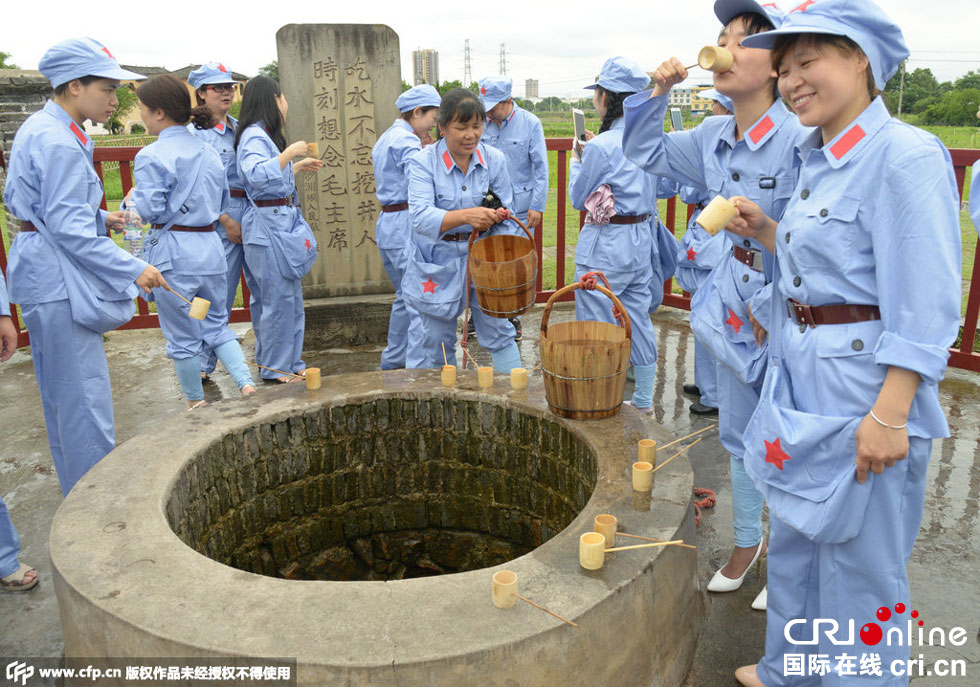 江西贛州干部配偶穿紅軍服進行紅色傳統(tǒng)教育