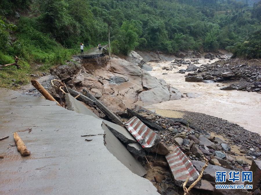 四川省瀘州市敘永縣白臘苗族鄉(xiāng)的一條公路被山洪沖壞