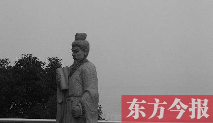 23日，從中原福塔基座平臺看向世紀(jì)歡樂園的景象